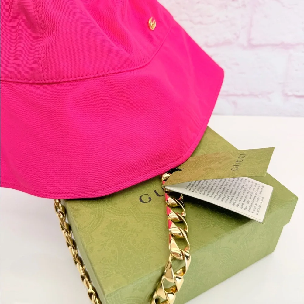 Gucci Pink Elevation Clock Bucket Chain Hat M NWT